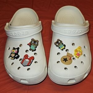 Crocs White w/Animal Crossing Charms sz9W 7M Great Pre-Owned Condition